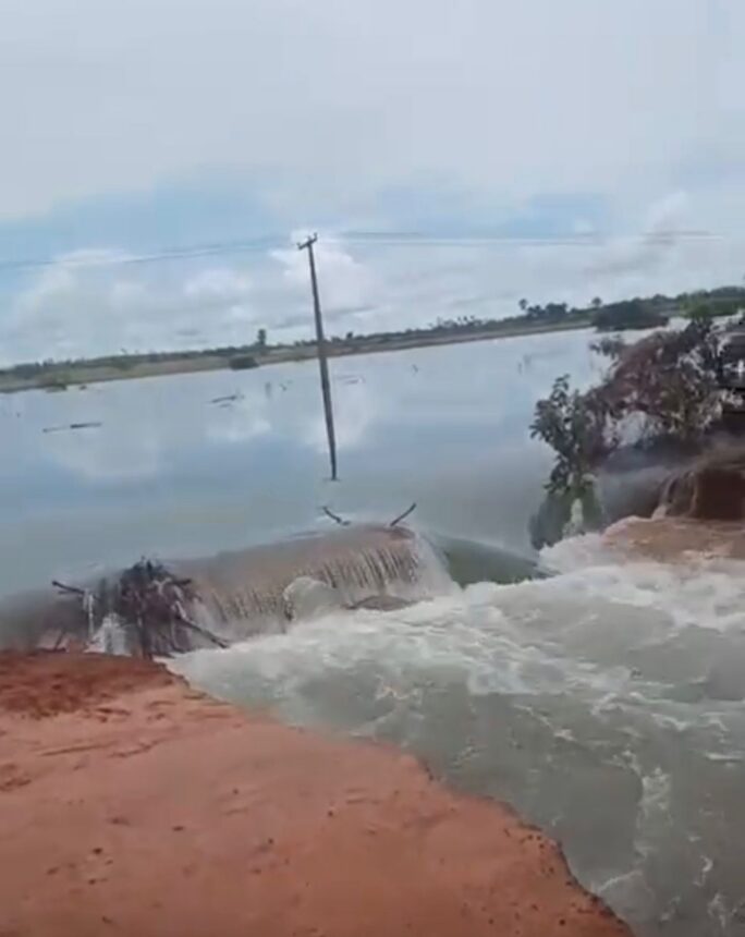 Forte chuva rompe trecho da BR-401 e isola moradores de Normandia: veja vídeo