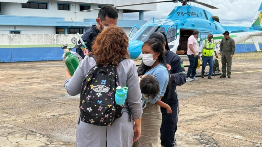 Criança e grávida indígenas são resgatados por helicóptero na Raposa Serra do Sol para atendimento médico em Boa Vista