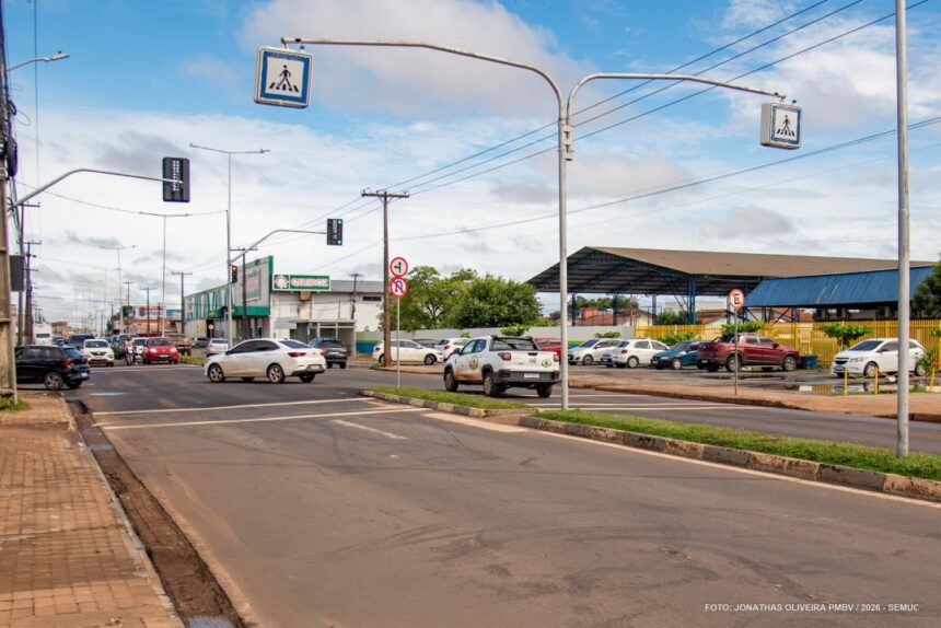 Novo semáforo é instalado na av. Centenário para melhorias no trânsito de Boa Vista