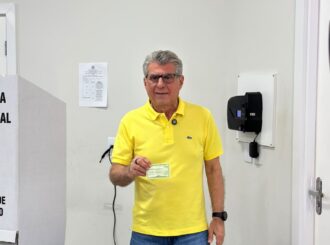 Eleição suplementar: pré-candidato a deputado federal, Romero Jucá vota na Junta Comercial de Boa Vista