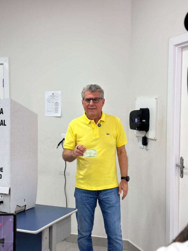 Eleição suplementar: pré-candidato a deputado federal, Romero Jucá vota na Junta Comercial de Boa Vista
