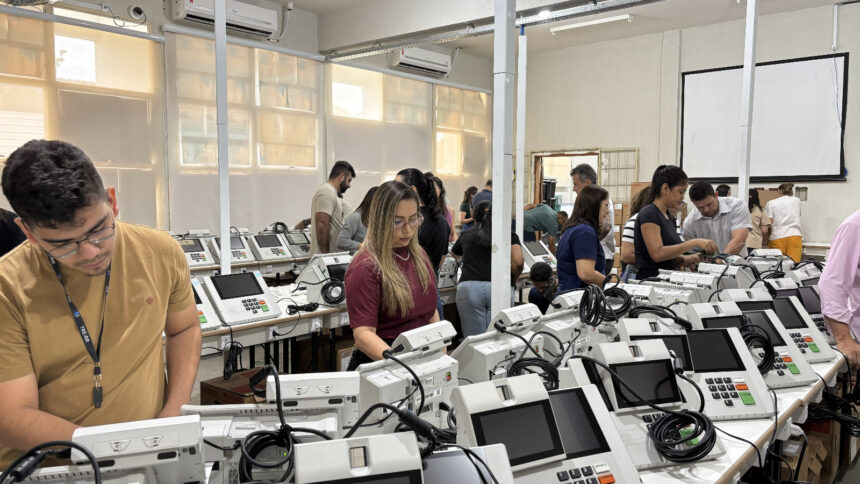 Eleição Suplementar 2026: Justiça Eleitoral realiza procedimento de carga e lacre das urnas eletrônicas