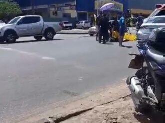 Criança fica ferida após colisão entre carro e moto em cruzamento de avenidas no Caranã