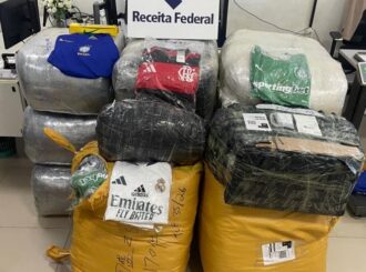 Quase meia tonelada de camisas esportivas falsificadas são apreendidas em Boa Vista