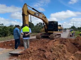 PRF interdita trecho da BR-210 após rompimento de pista em São Luiz do Anauá