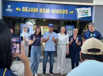 Eleição suplementar: Arthur Henrique vota na UERR