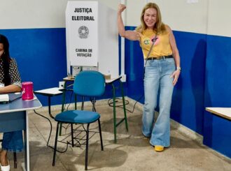 Teresa Surita vota na UERR acompanhada de Soldado Sampaio