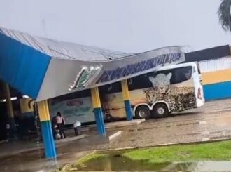 Estrutura de teto da Rodoviária Municipal de Caroebe cai durante forte chuva