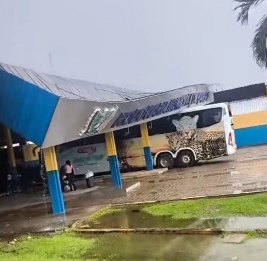 Estrutura de teto da Rodoviária Municipal de Caroebe cai durante forte chuva