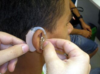 OMS alerta para risco de perda auditiva entre jovens