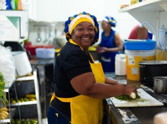 Cozinhas Solidárias recebem treinamento para ampliar oferta de alimentação saudável e sustentável