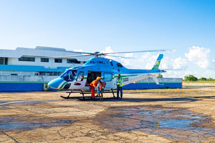 Duas crianças indígenas da Comunidade Serra do Sol são removidas de helicóptero para Hospital de Boa Vista