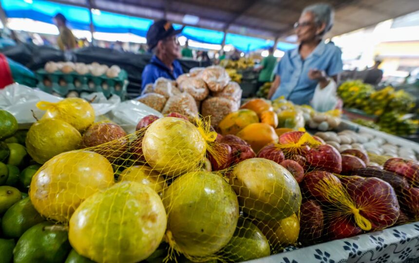 Inflação oficial desacelera influenciada pela queda no preço dos alimentos