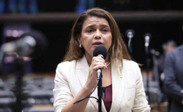 Juiz determina retomada de julgamento que pode manter deputada Helena da Asatur inelegível por oito anos