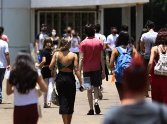 Metade das mulheres vive jornada dupla ou tripla a partir dos 18 anos