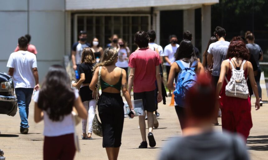 Metade das mulheres vive jornada dupla ou tripla a partir dos 18 anos