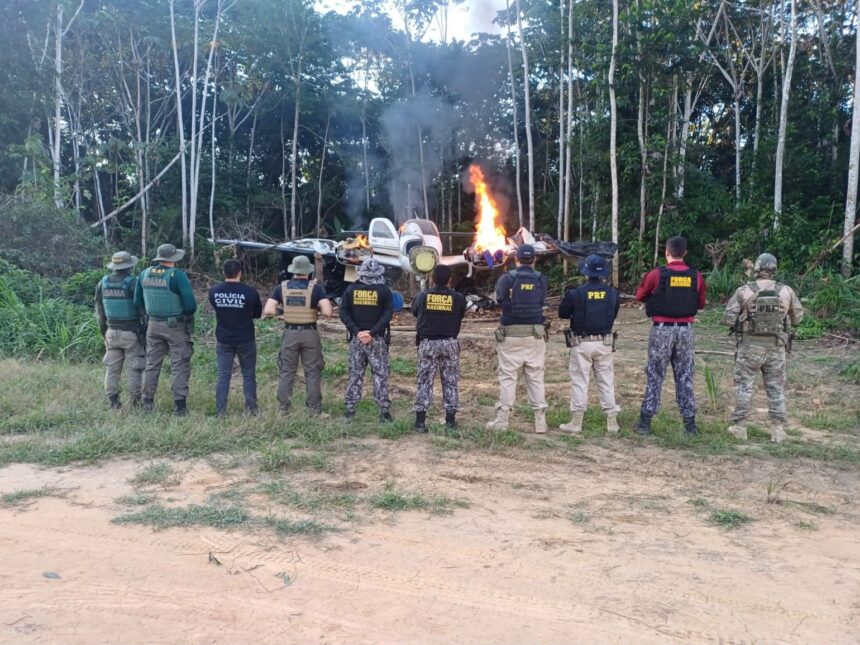 Operação destrói avião usado por facções no garimpo ilegal em Roraima