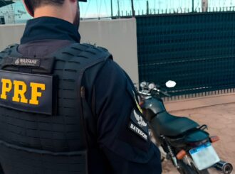 PRF recupera moto furtada e prende homem por dirigir na contramão embriagado