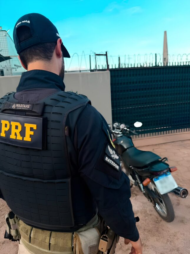 PRF recupera moto furtada e prende homem por dirigir na contramão embriagado