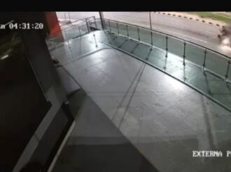 Motorista atropela dupla em motocicleta e foge sem prestar socorro na avenida Ville Roy; veja vídeo