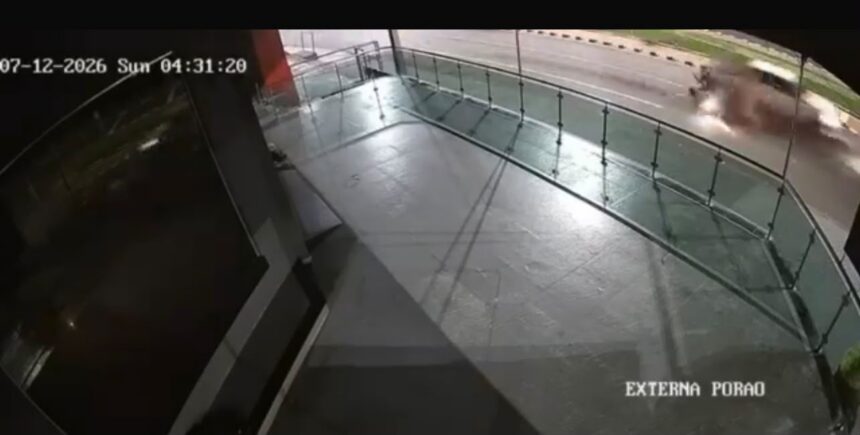 Motorista atropela dupla em motocicleta e foge sem prestar socorro na avenida Ville Roy; veja vídeo