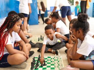 Em um ano, mais de 90% das escolas restringiram uso de celulares