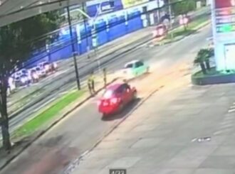 Motorista avança sinal vermelho, atropela homem e foge sem prestar socorro; veja vídeo