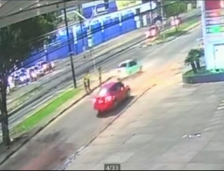 Motorista avança sinal vermelho, atropela homem e foge sem prestar socorro; veja vídeo