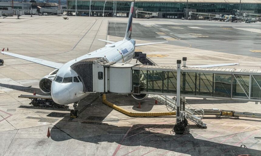 Anac prevê punição a aéreas por separar famílias em voos