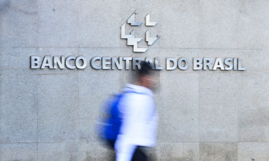 Banco Central aponta alta dos juros, inadimplência e comprometimento da renda das famílias brasileiras