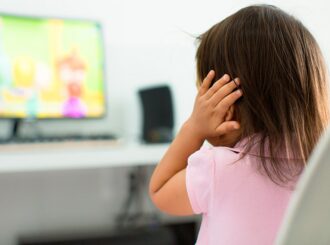 Projeto prevê que SUS fornecerá abafador de ruído para pessoa com autismo