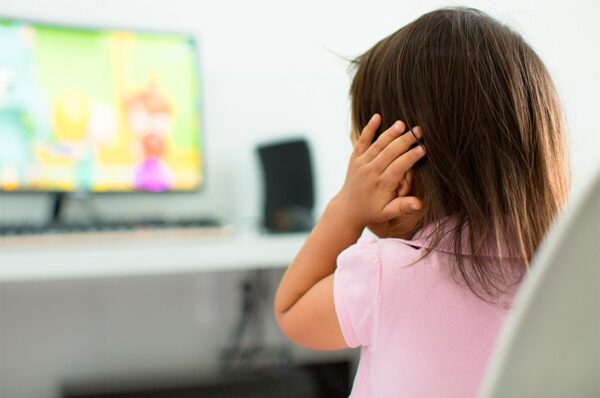Projeto prevê que SUS fornecerá abafador de ruído para pessoa com autismo