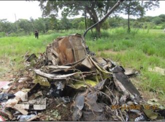 Helicóptero que caiu e matou duas pessoas na região do Água Boa tinha certificado para voo vencido