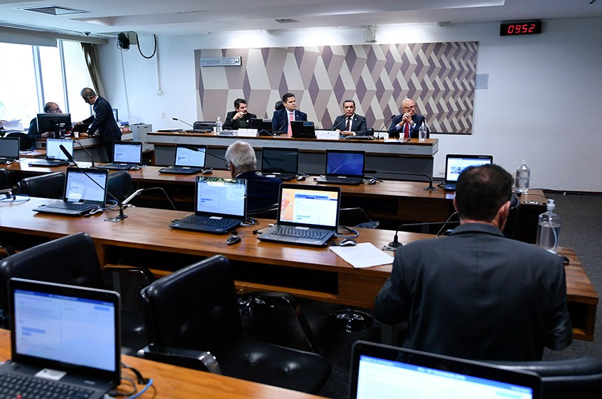 Comissão do Senado aprova projeto que permite a servidor público também ser MEI