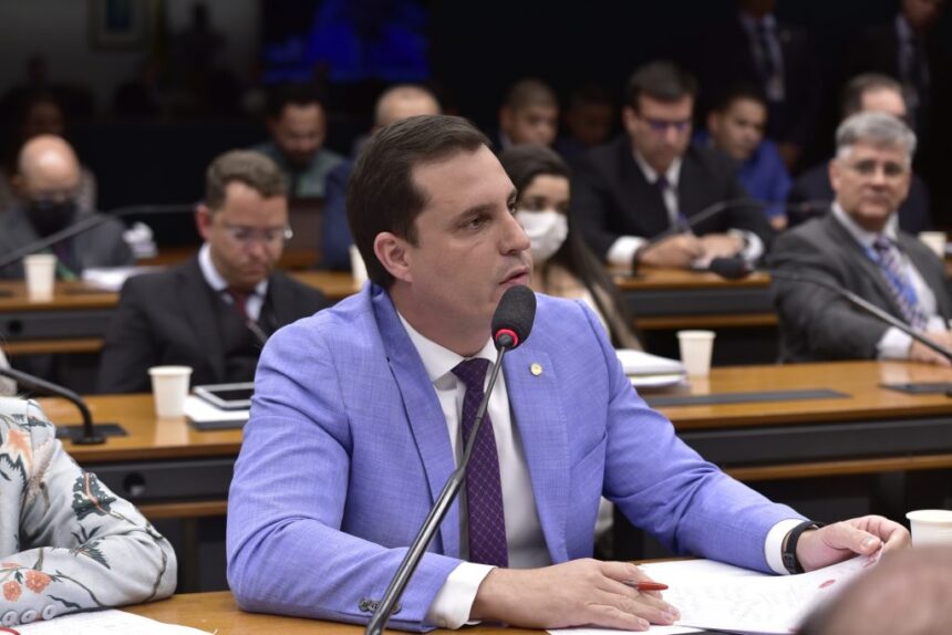 Se proposta trabalhista apoiada por Nicoletti valesse para ele, seu salário mensal seria de R$ 500 de acordo com sua produtividade na Câmara Federal