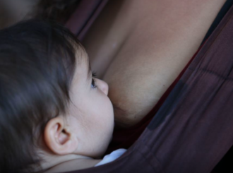 Amamentação reduz risco de doença cardíaca na mãe