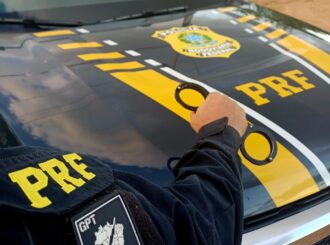 PRF prende três pessoas e apreende cargas irregulares de madeira em Roraima
