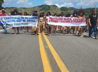 Indígenas protestam contra o Marco Temporal em Roraima e bloqueiam trecho da BR-174