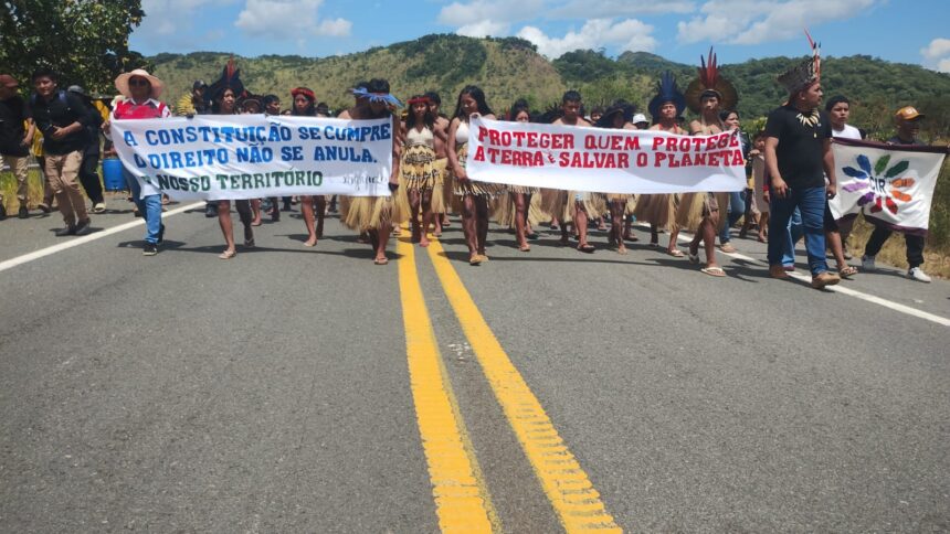 Indígenas protestam contra o Marco Temporal em Roraima e bloqueiam trecho da BR-174